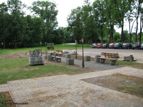 Zagospodarowanie terenu przestrzeni publicznej w centrum wsi Naruszewo_2013 (131)