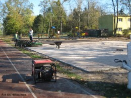 Budowa boiska do piłki siatkowej przy ZS w Nacpolsku_24.10.2014r. (1)