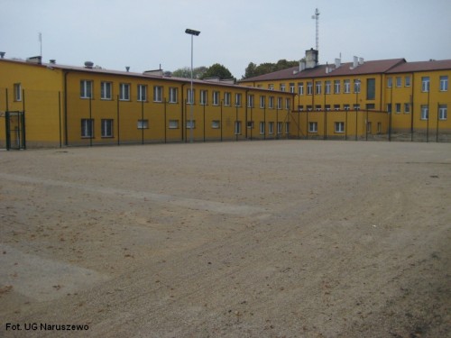 Wykonanie nawierzchni z trawy syntetycznej_boiska w Naruszewie (7)