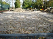 Budowa boiska do piłki siatkowej przy ZS w Nacpolsku_09.10.2014r. (1)