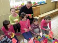 Zajęcia_Papierowy uśmiech_wykonywanie palmy (28)