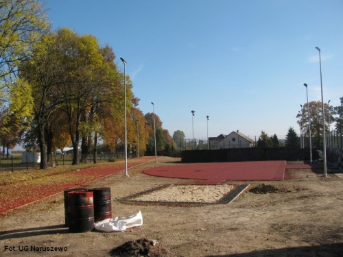 Wykonanie nawierzchni z trawy syntetycznej_boiska w Naruszewie (9)