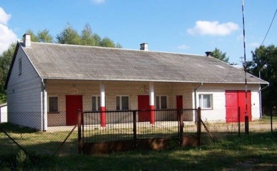 Budynek świetlicy wiejskiej w Strzembowie przed remontem